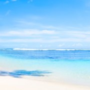 Zakenman aan het werk op het strand via de cloud